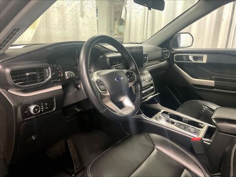 Used 2023 Ford Explorer XLT w/ Equipment Group 202A image 8