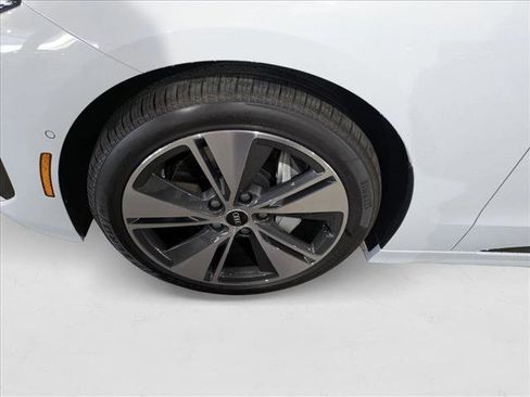 New 2025 Audi A6 e-tron Premium Plus image 10