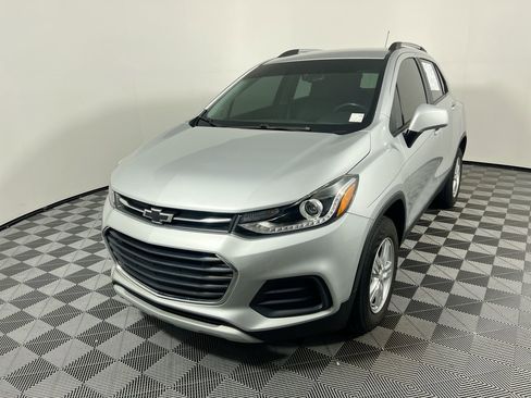 Used 2022 Chevrolet Trax LT w/ LT Convenience Package image 8