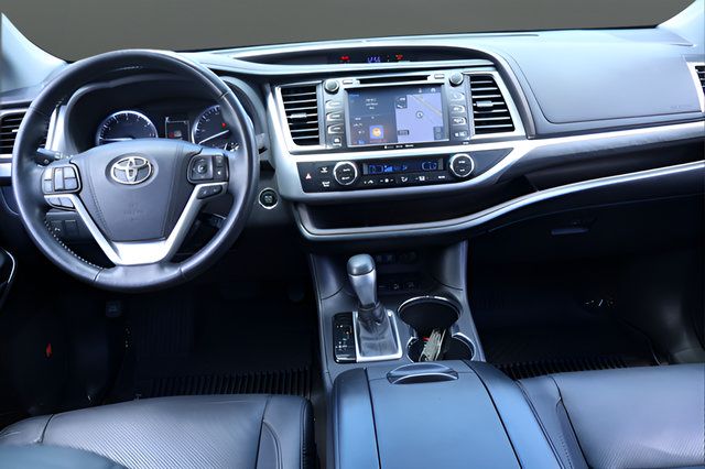 Used 2018 Toyota Highlander Limited Platinum AWD/4WD image 15