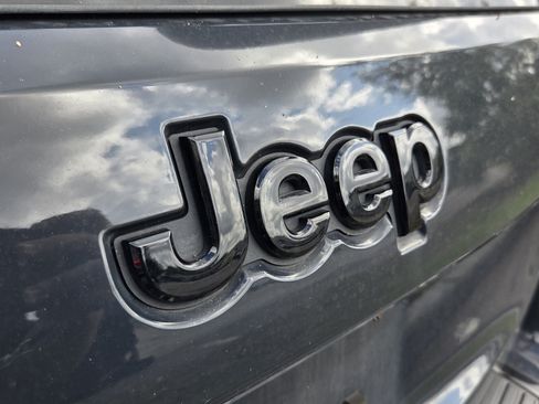 Used 2017 Jeep Grand Cherokee Laredo RWD image 4