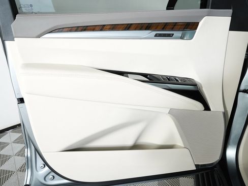 Used 2026 Cadillac Escalade Platinum Sport w/ LPO, Floor Liner Package AWD/4WD image 17