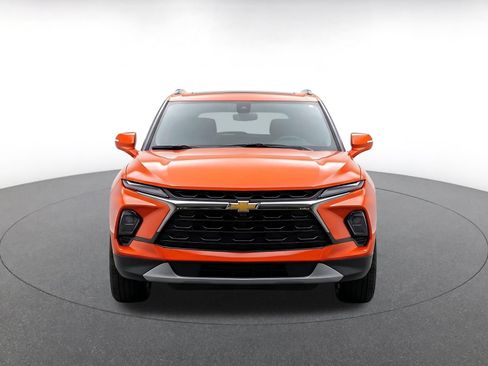 Used 2025 Chevrolet Blazer LT FWD image 2