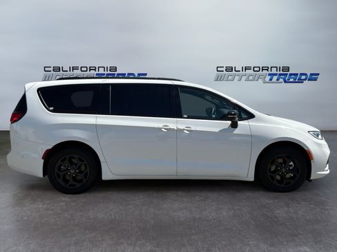 Used 2025 Chrysler Pacifica Premium FWD image 4