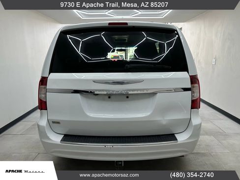 Used 2014 Chrysler Town & Country Touring image 8