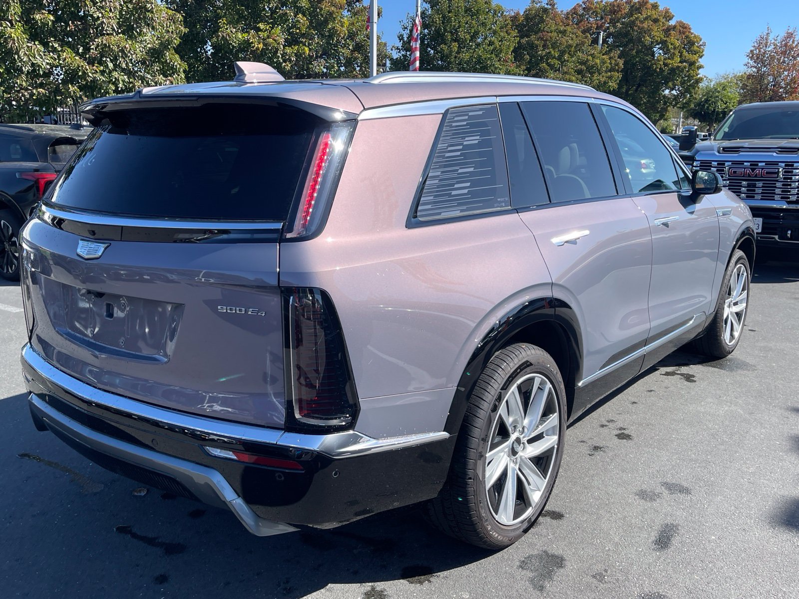 Certified 2026 Cadillac Vistiq Luxury AWD/4WD image 2
