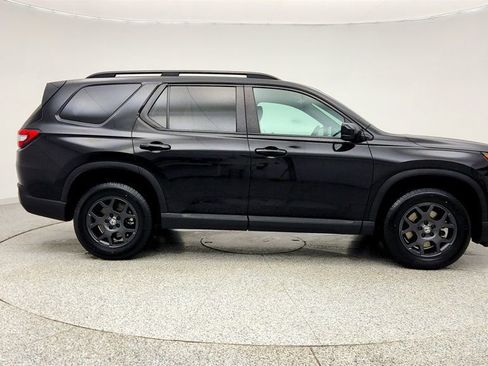 Used 2025 Honda Pilot TrailSport image 4