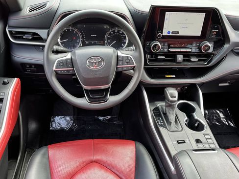 Used 2024 Toyota Highlander XSE FWD image 10