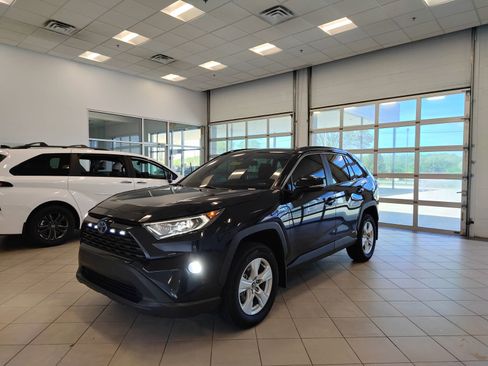 Used 2021 Toyota RAV4 XLE w/ Convenience Package AWD/4WD image 6