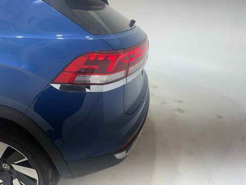 Used 2025 Volkswagen Atlas Cross Sport SE image 9