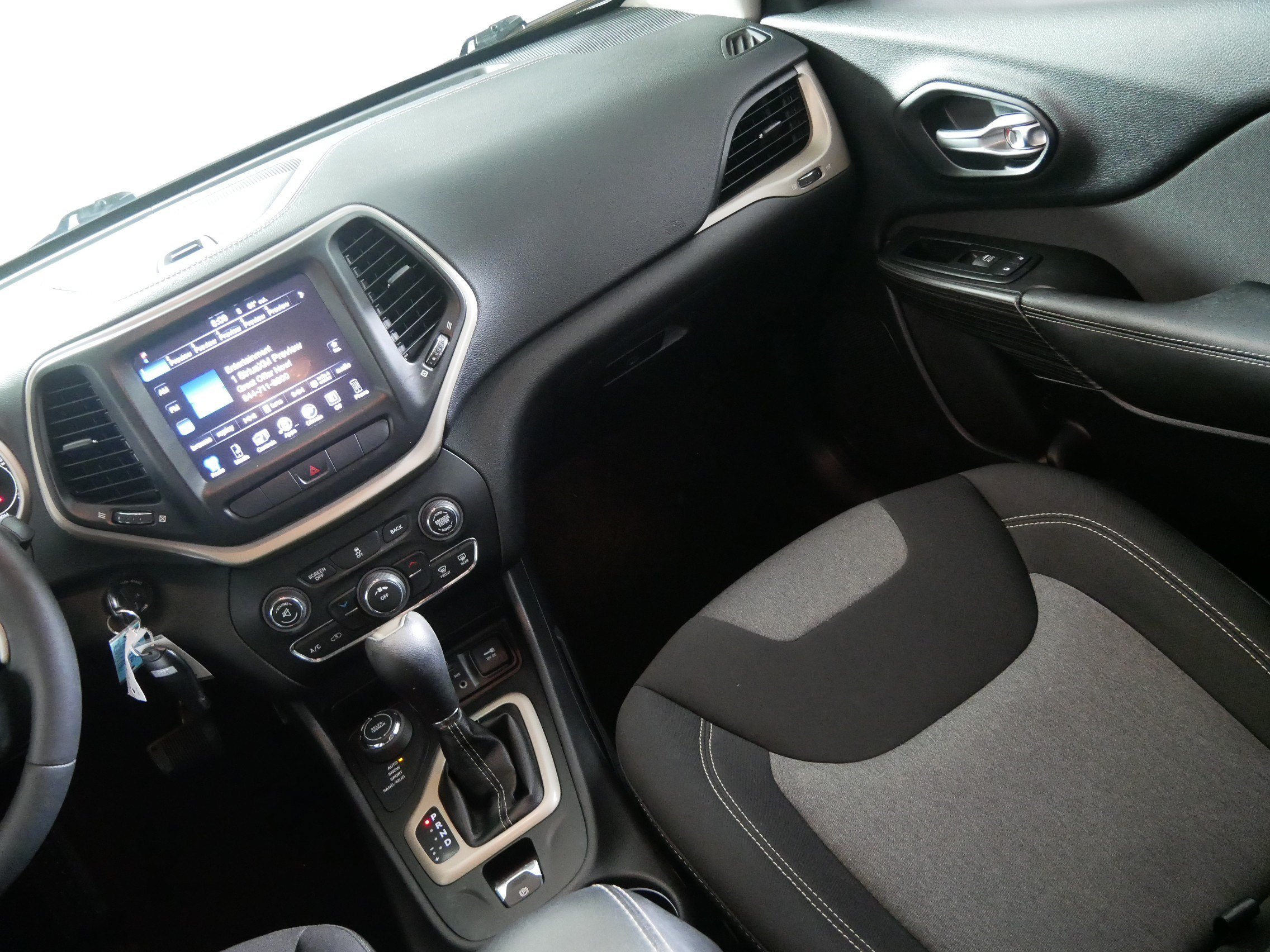 Used 2014 Jeep Cherokee Latitude w/ Cold Weather Group AWD/4WD image 11