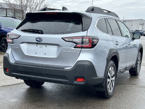 Used 2023 Subaru Outback Premium image 7