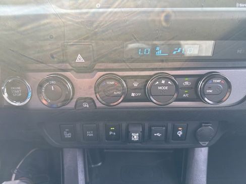 Used 2021 Toyota Tacoma TRD Sport w/ Technology Package image 18