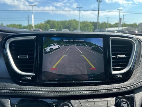 Used 2025 Chrysler Pacifica Select FWD image 24