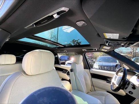 Used 2025 Land Rover Range Rover Long Wheelbase SE image 24