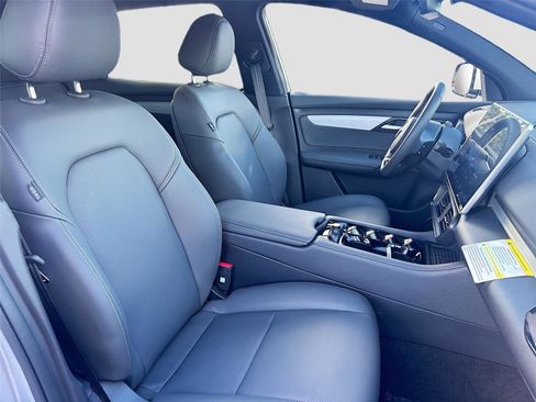 New 2025 VinFast VF 8 Plus image 29