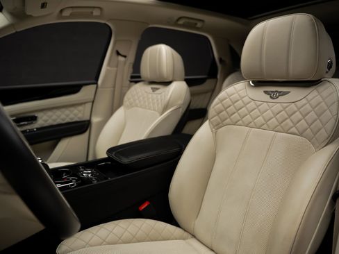 Used 2018 Bentley Bentayga AWD/4WD image 60