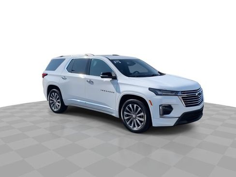 Used 2023 Chevrolet Traverse Premier FWD image 2