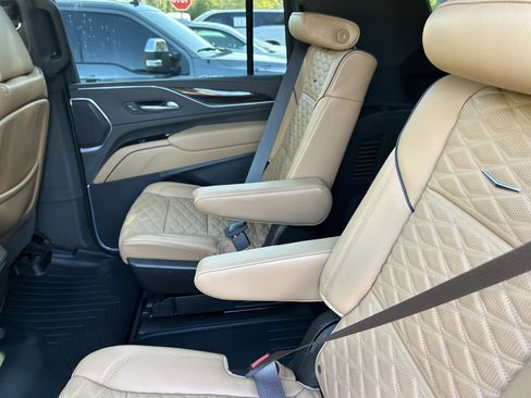 Used 2024 Cadillac Escalade ESV Premium Luxury w/ Performance Package image 19