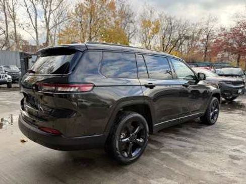 Used 2023 Jeep Grand Cherokee L Limited w/ Luxury Tech Group II AWD/4WD image 4