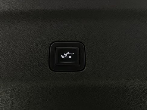 Used 2022 GMC Yukon XL AT4 image 32