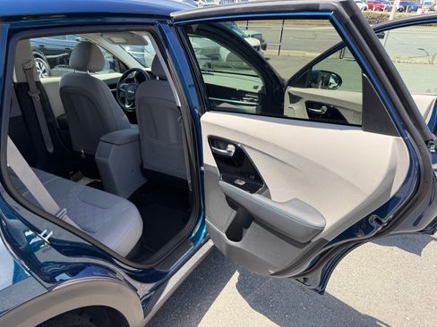 Used 2022 Kia Niro LXS FWD image 37