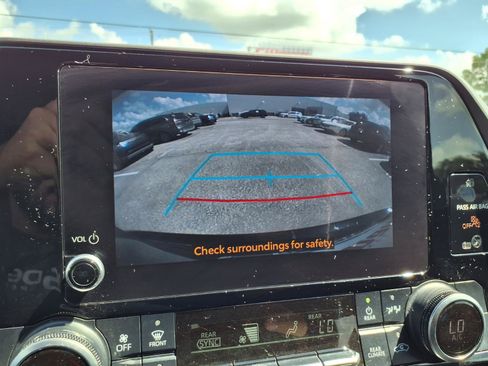 Used 2023 Toyota Highlander L FWD image 5