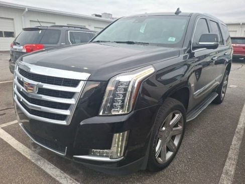 Used 2017 Cadillac Escalade Luxury image 3