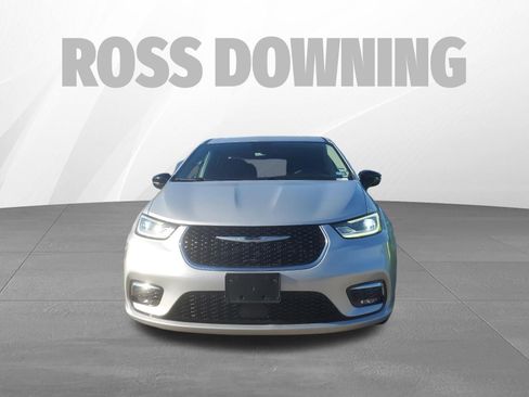 Used 2024 Chrysler Pacifica Touring-L image 2