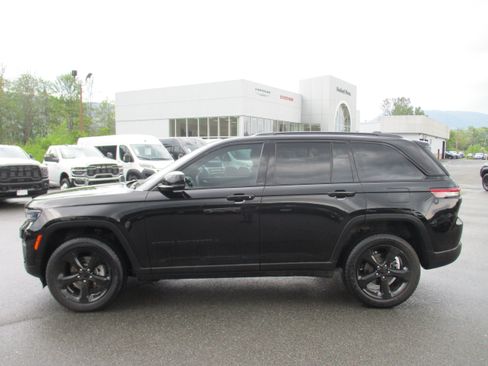 Certified 2023 Jeep Grand Cherokee Altitude AWD/4WD image 8