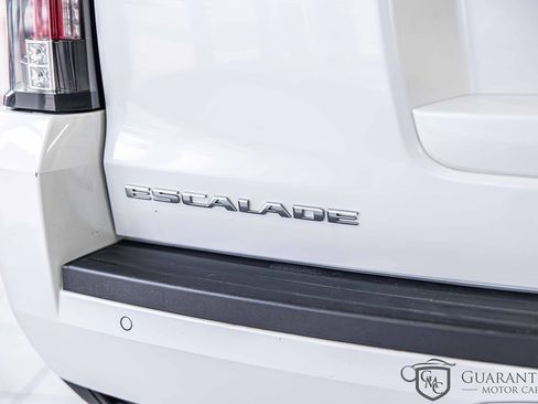 Used 2019 Cadillac Escalade ESV Platinum image 16