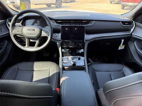 New 2025 Jeep Grand Cherokee Limited w/ Black Appearance Package image 18