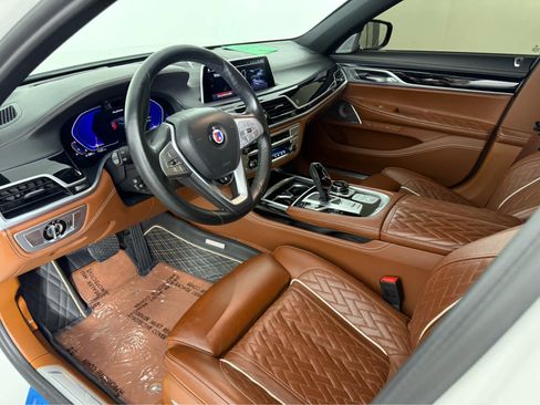Certified 2022 BMW ALPINA B7 xDrive w/ Luxury Rear Seating Package image 10
