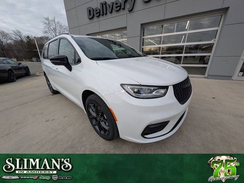 New 2026 Chrysler Pacifica Limited image 1