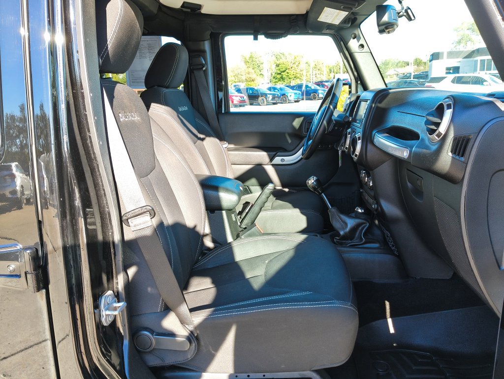 Used 2016 Jeep Wrangler Unlimited Sahara w/ Dual Top Group AWD/4WD image 21