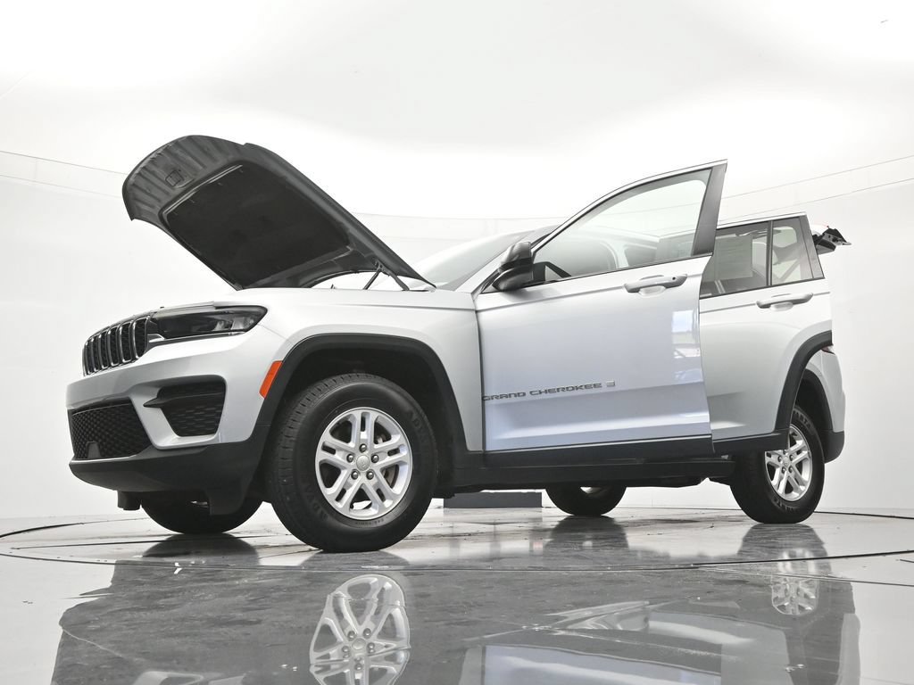 Used 2023 Jeep Grand Cherokee Laredo w/ Luxury Tech Group I AWD/4WD image 48
