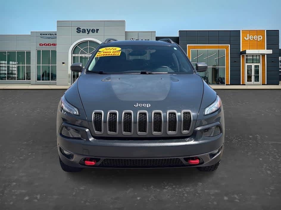 Used 2016 Jeep Cherokee Trailhawk w/ Comfort/Convenience Group AWD/4WD image 2