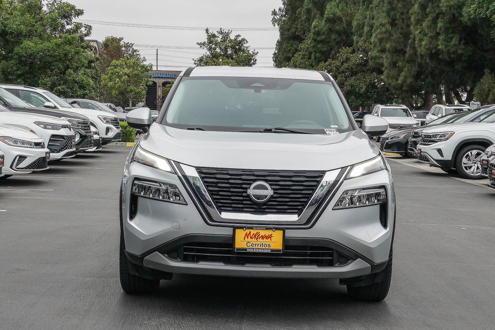 Used 2023 Nissan Rogue SV FWD image 2