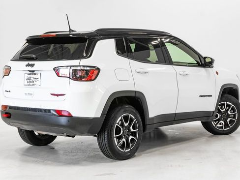 Used 2025 Jeep Compass Trailhawk AWD/4WD image 31