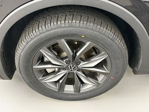 Used 2022 Volkswagen Tiguan SE image 11
