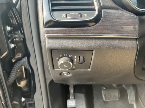 Used 2020 Jeep Grand Cherokee Overland AWD/4WD image 15