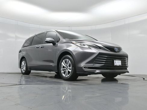 Used 2021 Toyota Sienna Limited FWD image 2