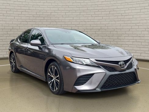 Used 2020 Toyota Camry SE w/ Carpet Mat Package FWD image 3