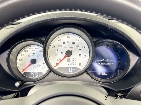Used 2021 Porsche 718 Boxster RWD image 15