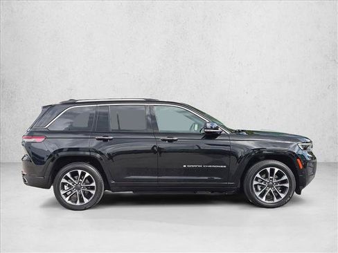 Used 2023 Jeep Grand Cherokee Overland AWD/4WD image 4