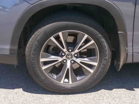 Used 2018 Toyota Highlander LE w/ Carpet Mat Package (TMS) AWD/4WD image 5