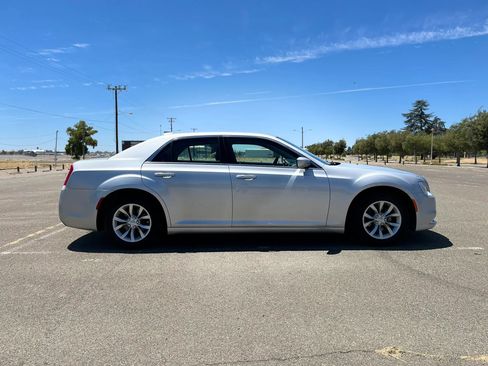 Used 2019 Chrysler 300 Touring RWD image 4