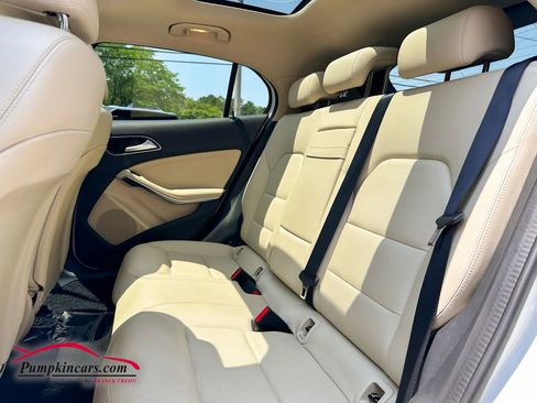 Used 2020 Mercedes-Benz GLA 250 4MATIC w/ Premium Package image 11