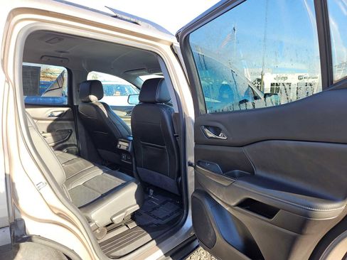 Used 2023 GMC Acadia SLT image 14