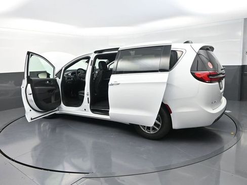 New 2026 Chrysler Pacifica Select image 30